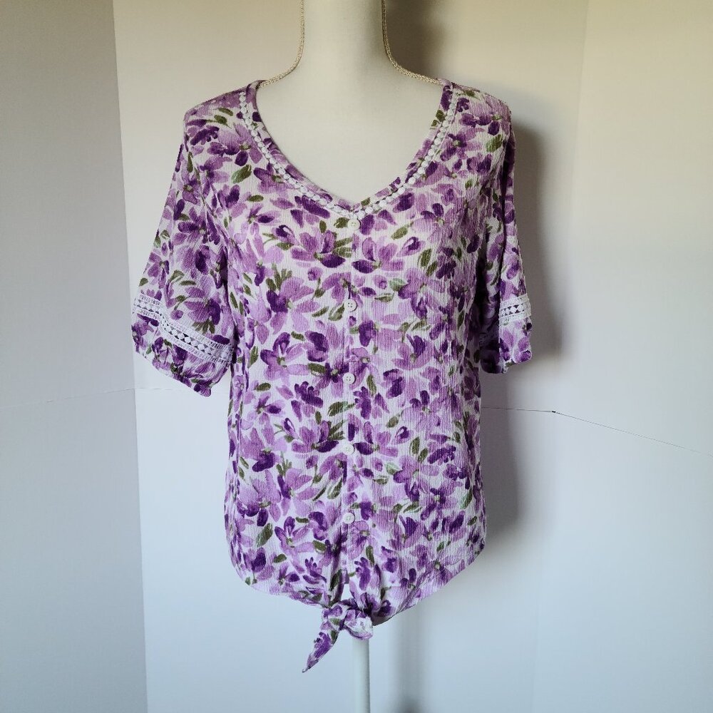 BERKLEY JENSEN TIE-FRONT CRINKLE FLORAL TOP=CROCHET TRIM-V-NECK SIZE M